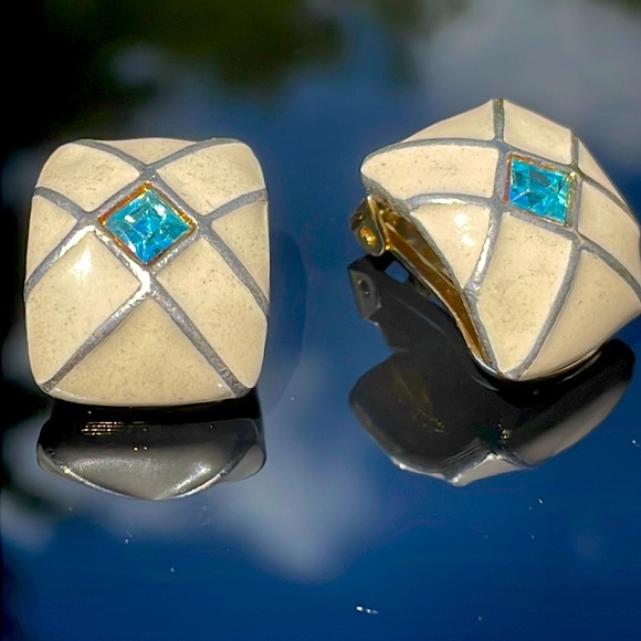 Gold Earring Pair - Picture 3 of 12